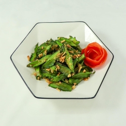 Quán Quân Nhi 