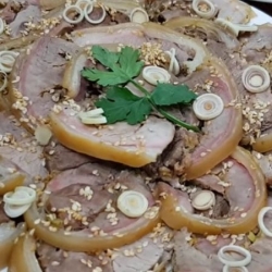 Quán Quân Nhi 