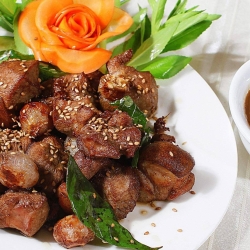 Quán Quân Nhi 