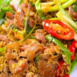 Quán Quân Nhi 